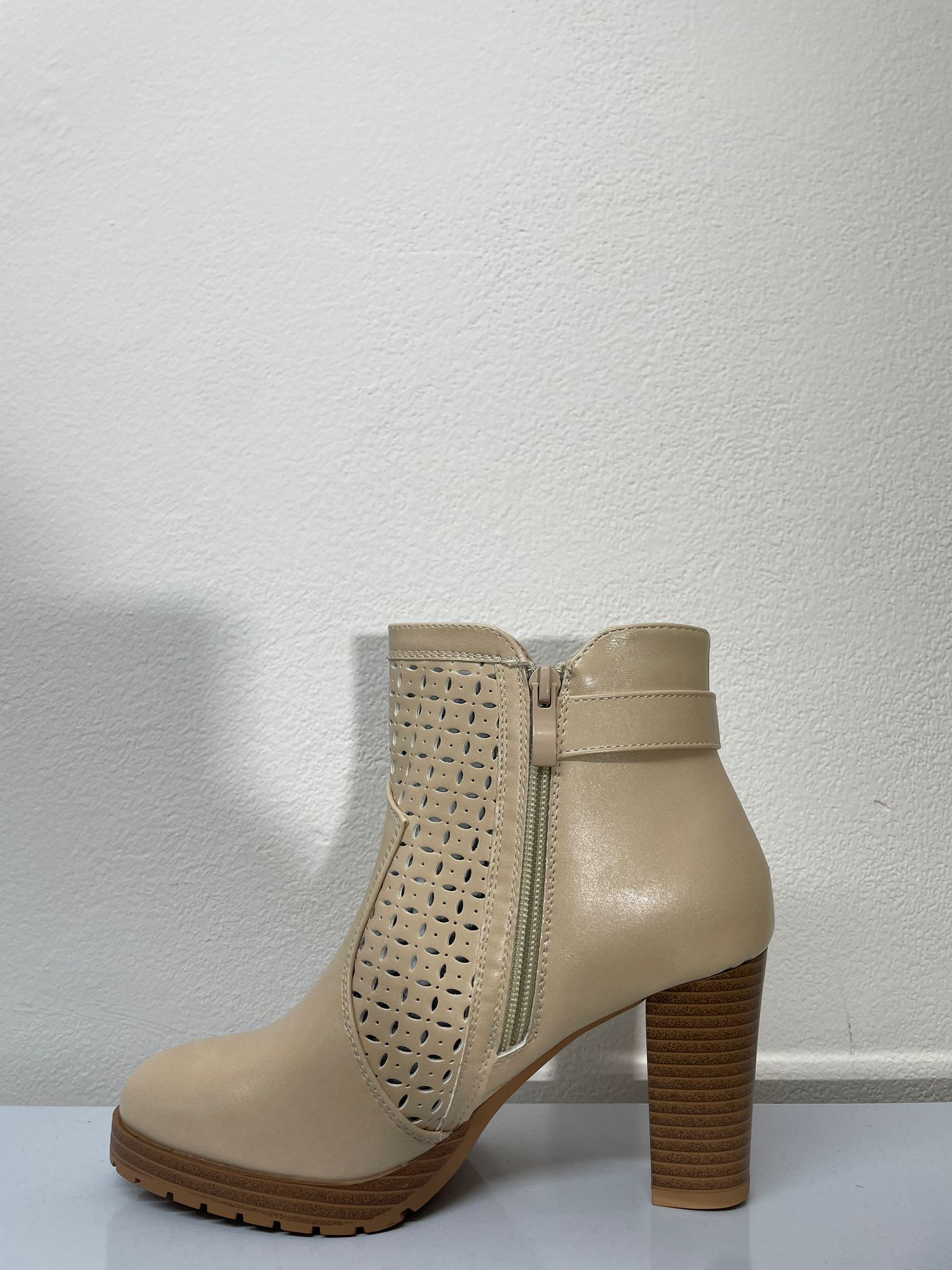 YL300. Stivali di pelle con tronchetto 