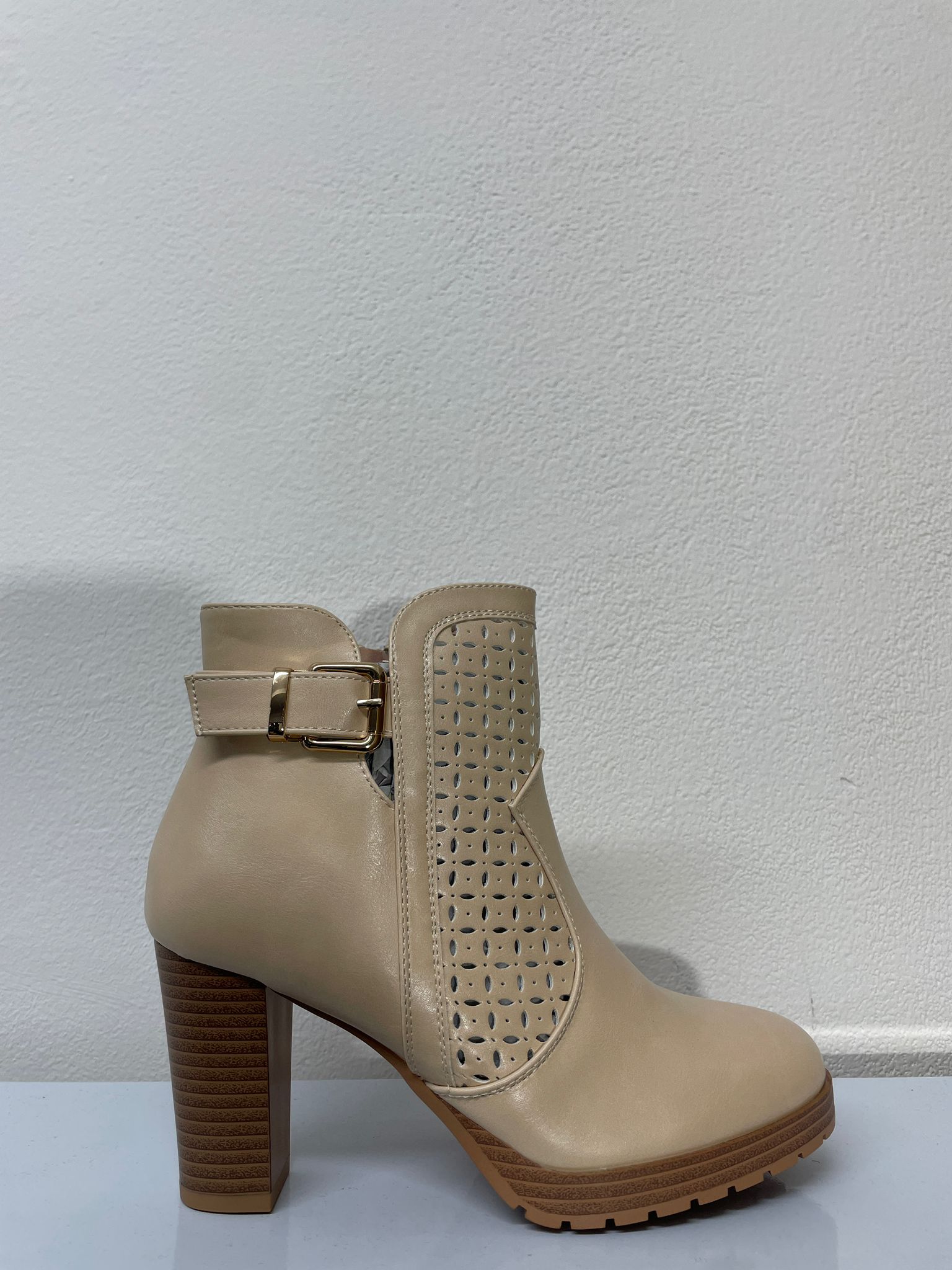 YL300. Stivali di pelle con tronchetto 