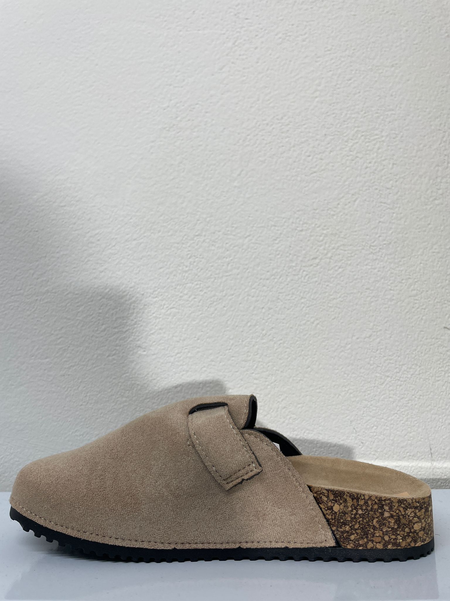 VB6706 | Pantofole di camoscio con cinturino. 