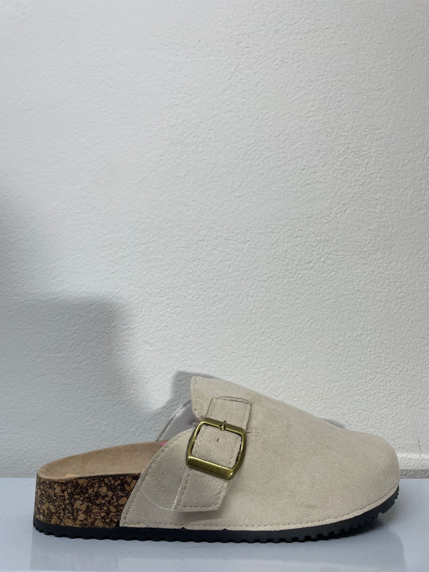 VB6706 | Pantofole di camoscio con cinturino. 