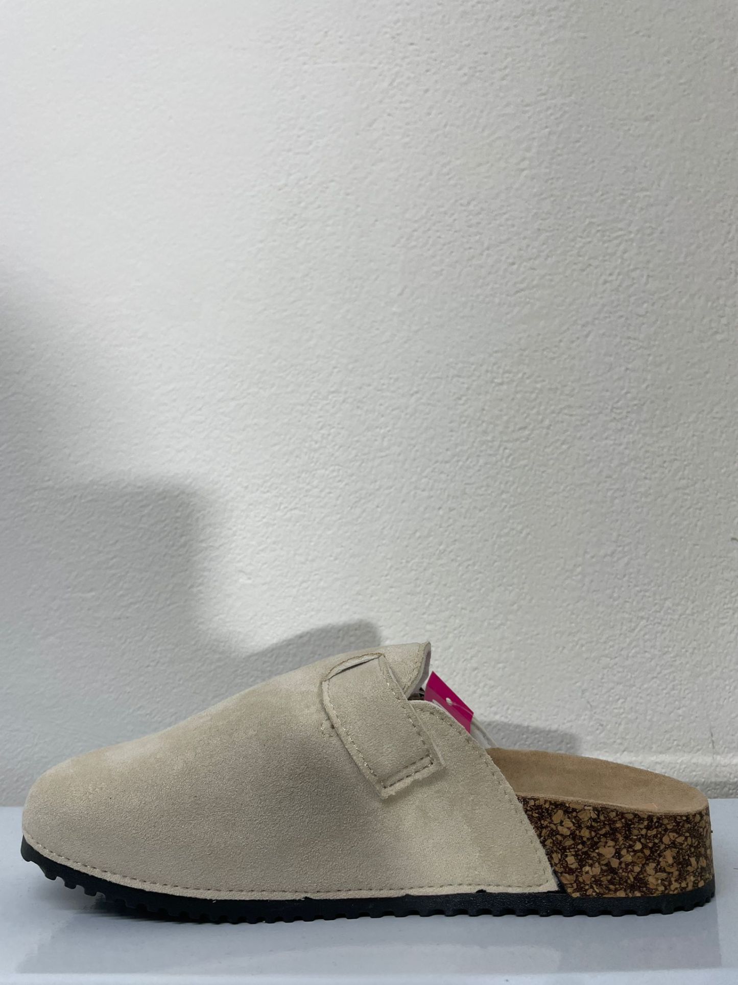 VB6706 | Pantofole di camoscio con cinturino. 