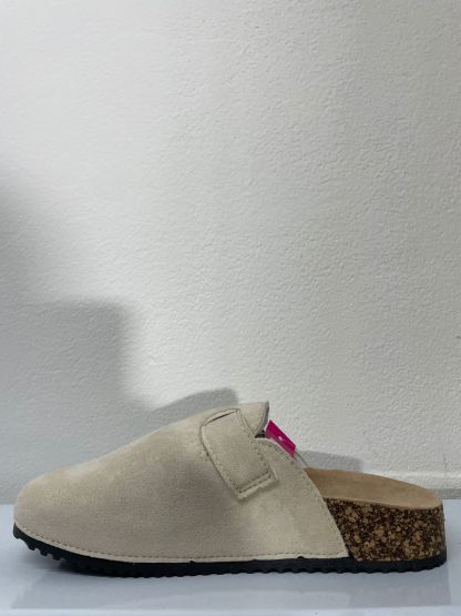 VB6706 | Pantofole di camoscio con cinturino. 