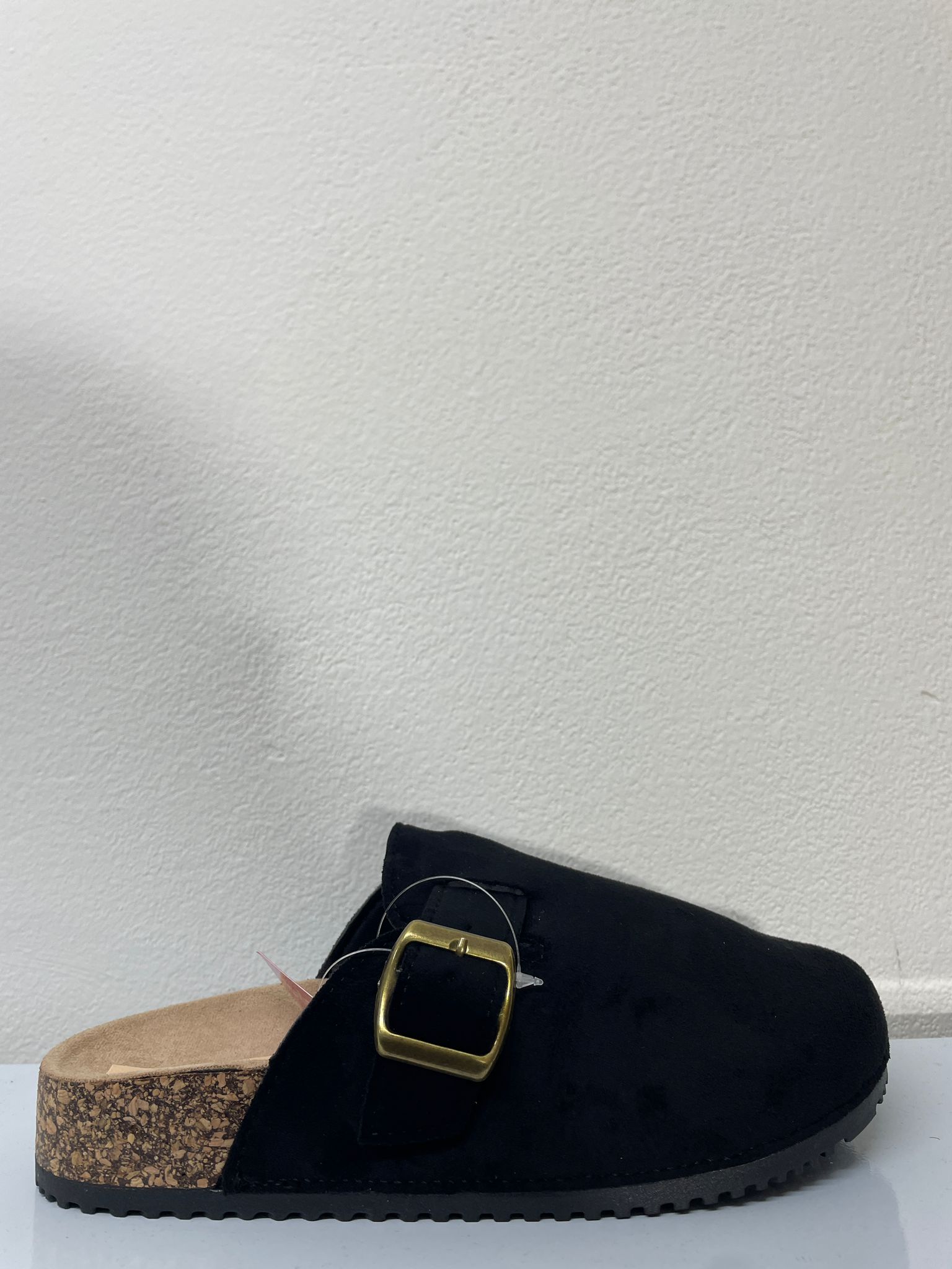 VB6706 | Pantofole di camoscio con cinturino. 