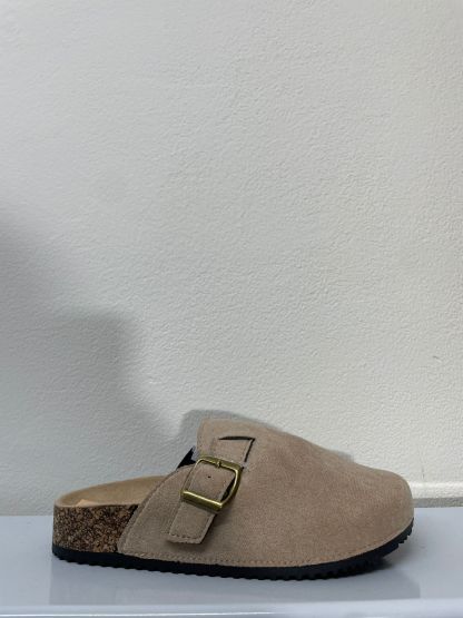 VB6706 | Pantofole di camoscio con cinturino. 