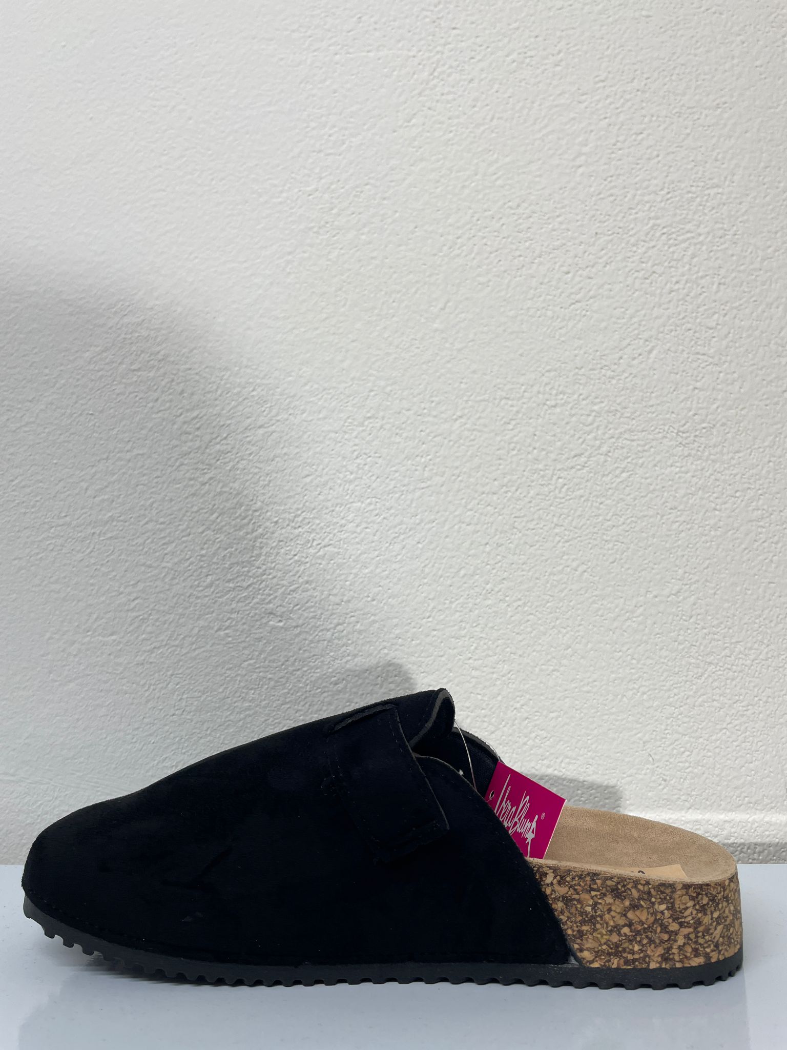 VB6706 | Pantofole di camoscio con cinturino. 