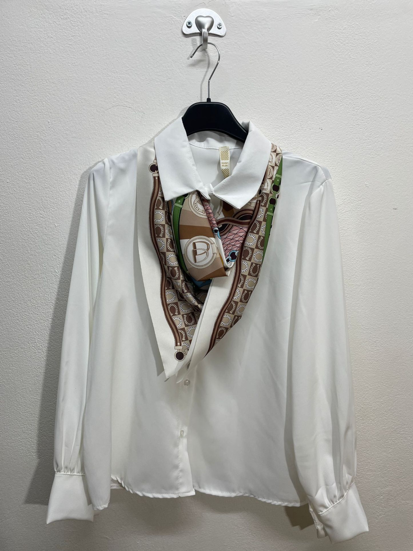 38609 | Blusa con foulard fantasia