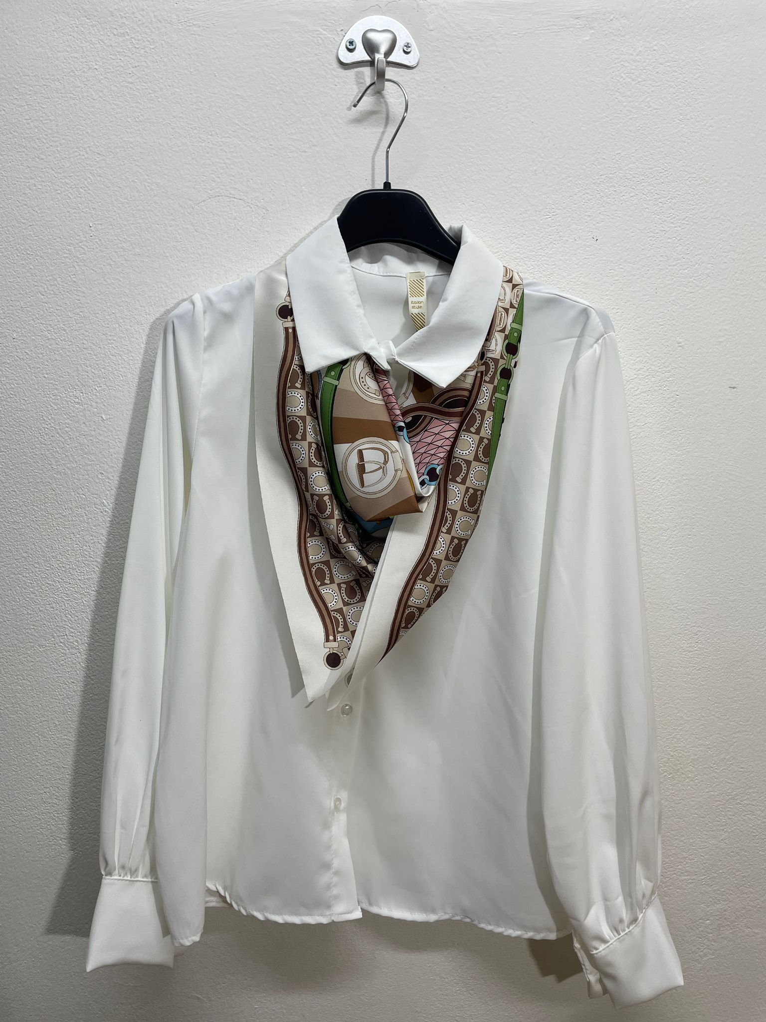 38609 | Blusa con foulard fantasia