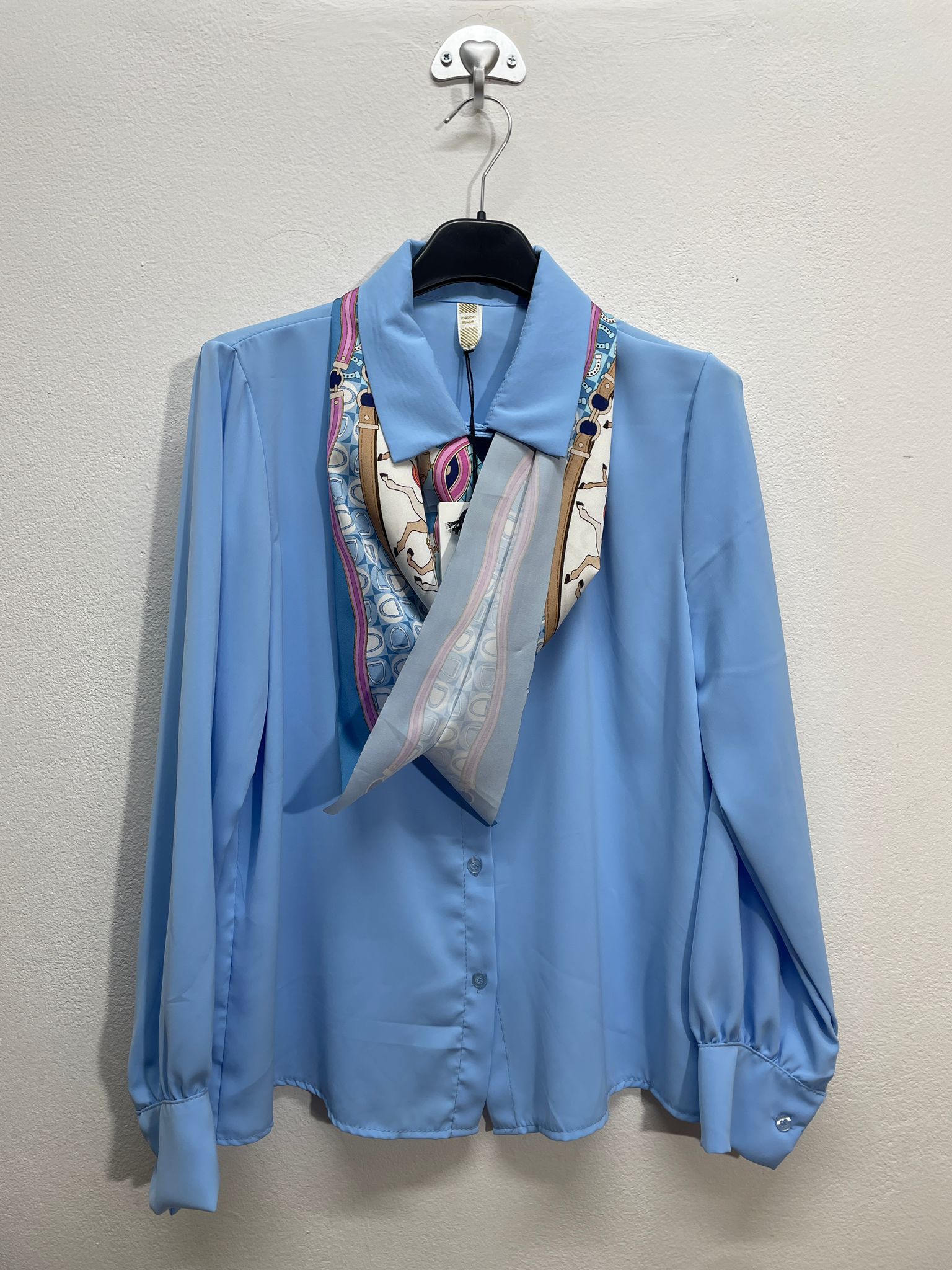 38609 | Blusa con foulard fantasia