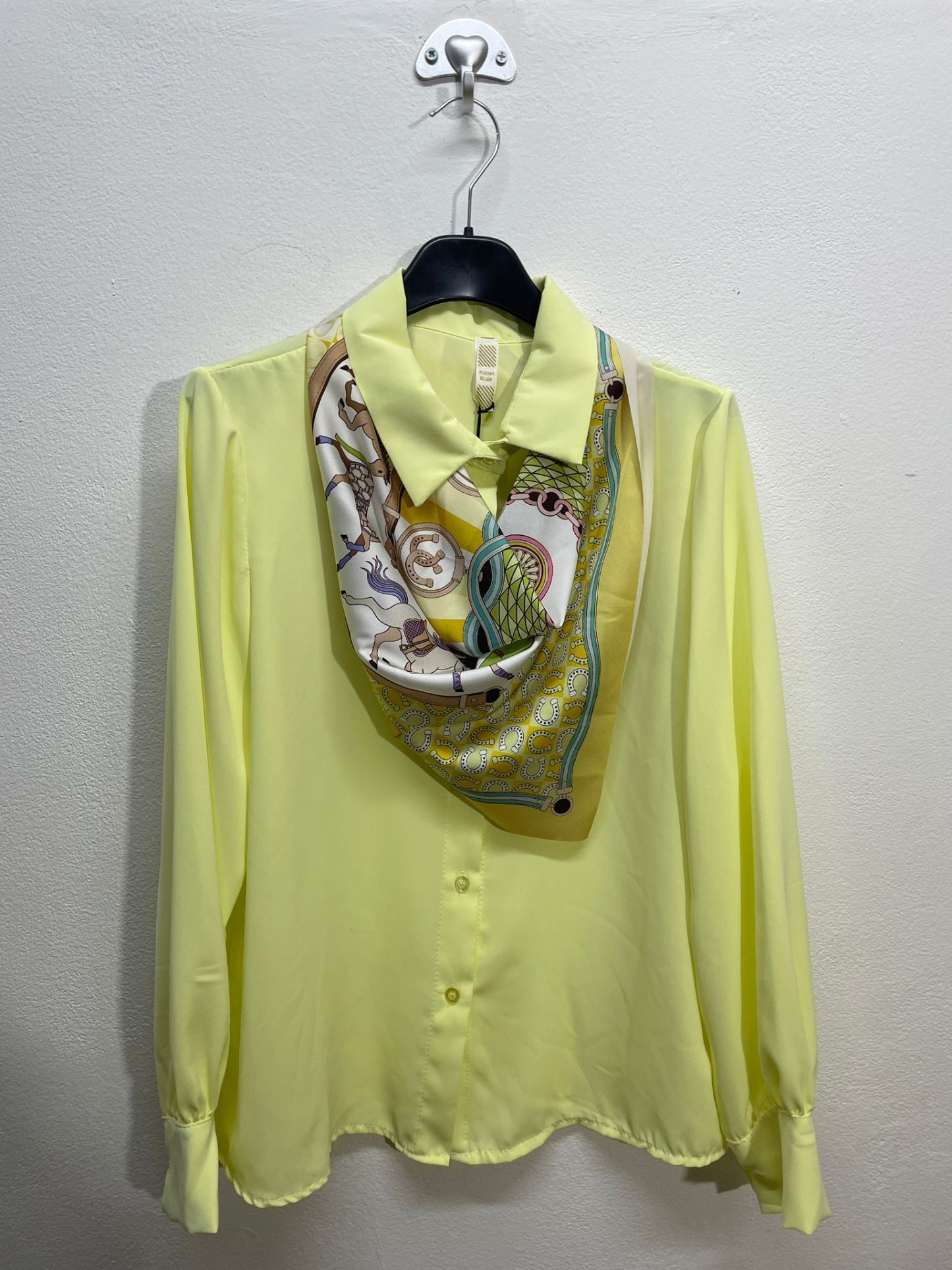 38609 | Blusa con foulard fantasia