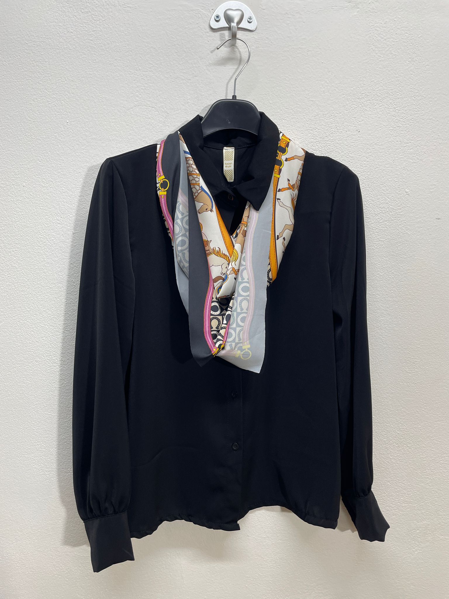 38609 | Blusa con foulard fantasia