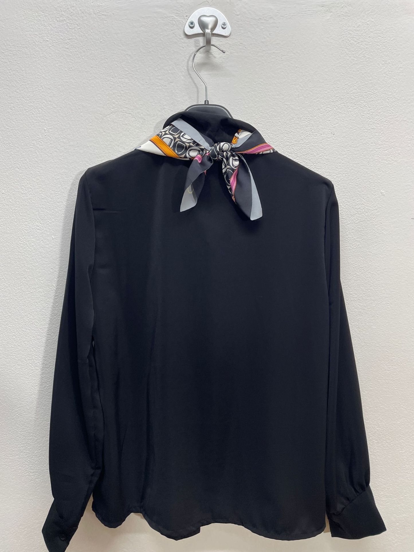 38609 | Blusa con foulard fantasia