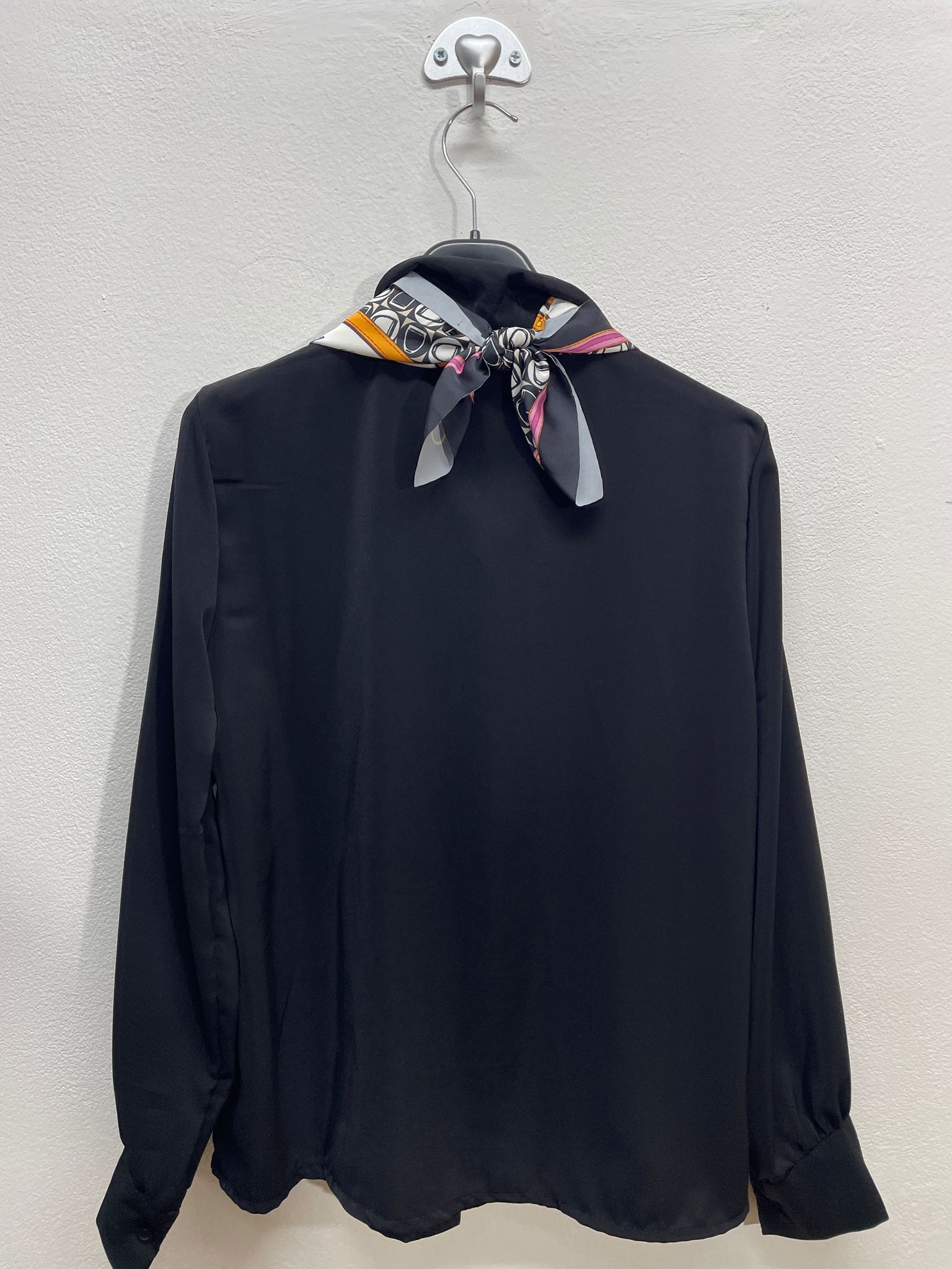 38609 | Blusa con foulard fantasia