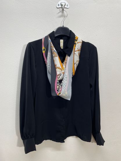 38609 | Blusa con foulard fantasia