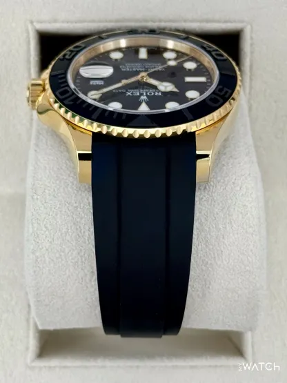 2025-ös Rolex Yacht-Master 42 mm 226658 sárga arany Oysterflex karkötővel, fekete számlappal