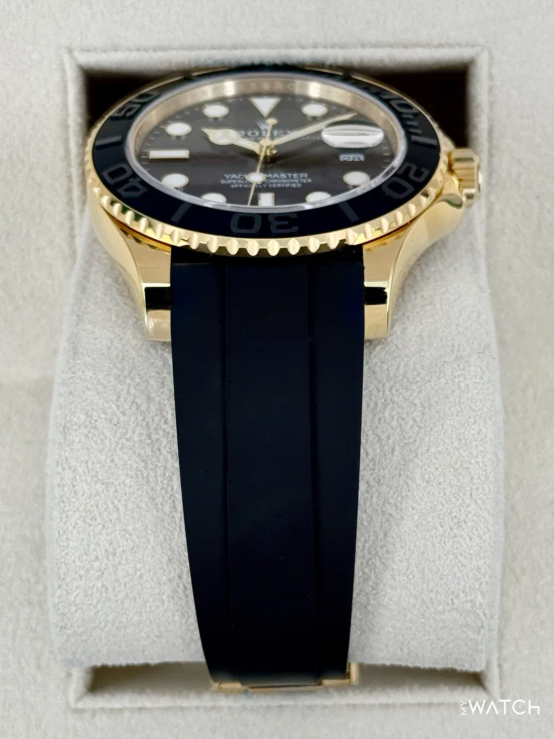 2025-ös Rolex Yacht-Master 42 mm 226658 sárga arany Oysterflex karkötővel, fekete számlappal