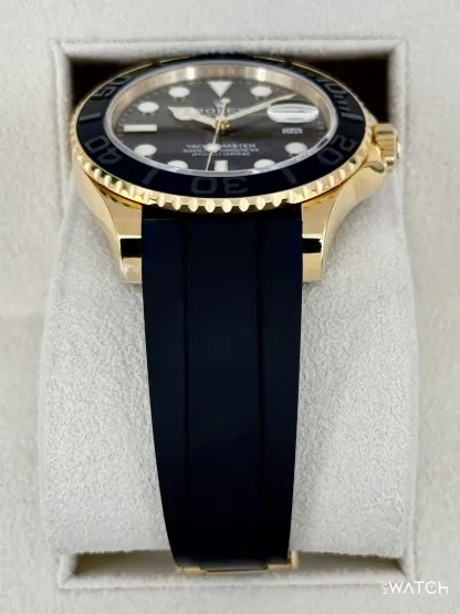 2025-ös Rolex Yacht-Master 42 mm 226658 sárga arany Oysterflex karkötővel, fekete számlappal