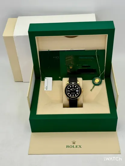 2025-ös Rolex Yacht-Master 42 mm 226658 sárga arany Oysterflex karkötővel, fekete számlappal