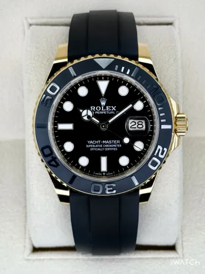 2025-ös Rolex Yacht-Master 42 mm 226658 sárga arany Oysterflex karkötővel, fekete számlappal