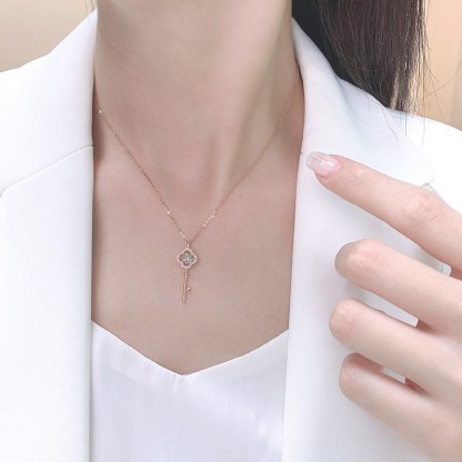 SHWA Ékszer Rose Gold Clover Key gyémánt nyaklánc