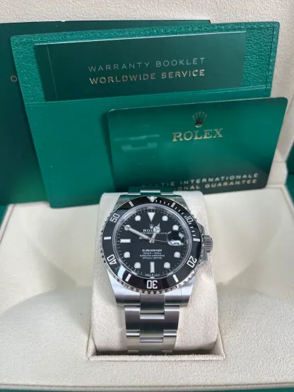 Rolex Submariner 41 mm-es rozsdamentes acél dátumos karóra – Fekete számlap (Hivatkozási szám: 126610LN)