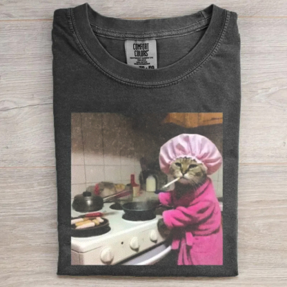 Funny Housewife Cat T-Shirt