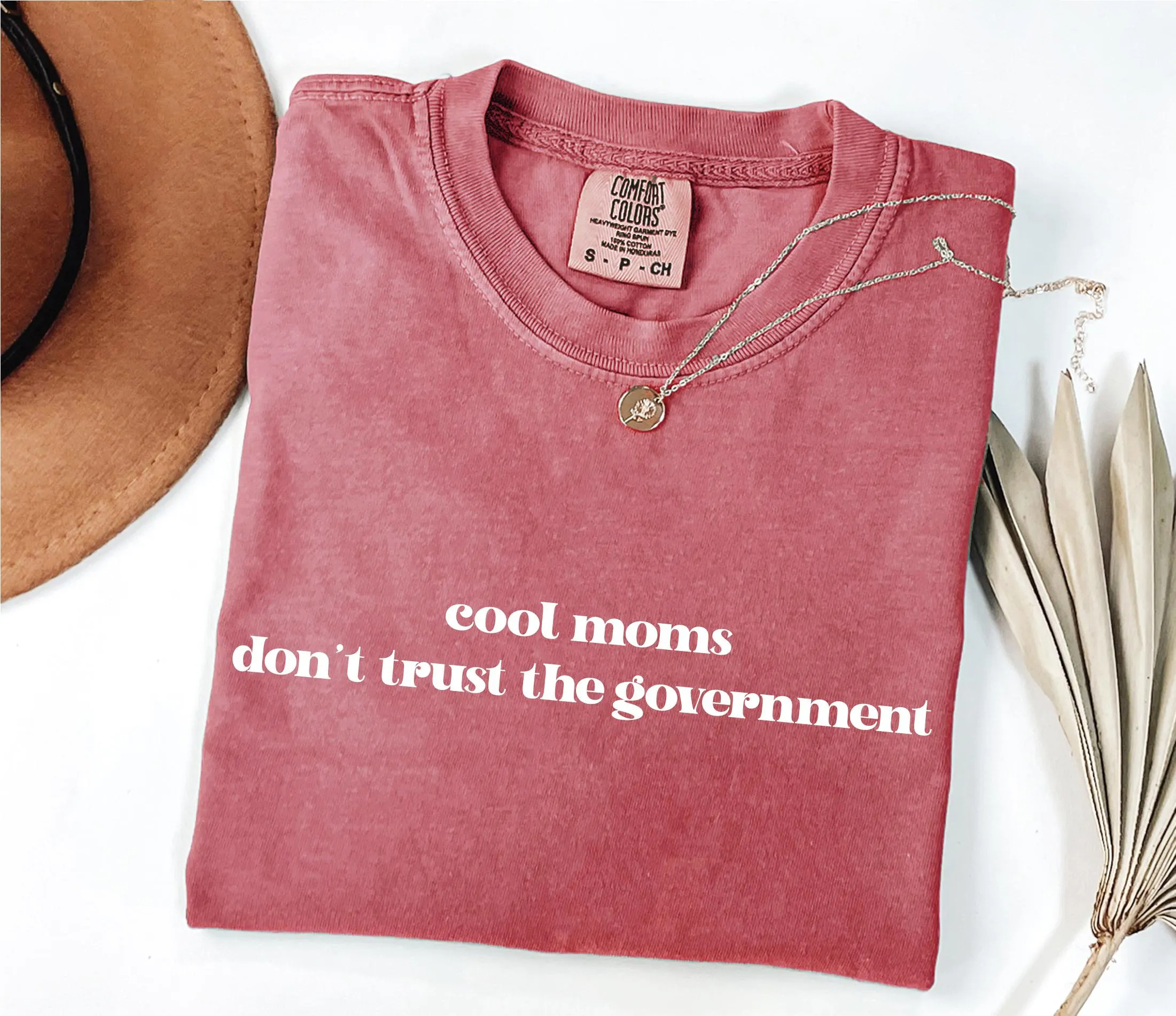 Cool Moms Don't Trust The Government T-shirt