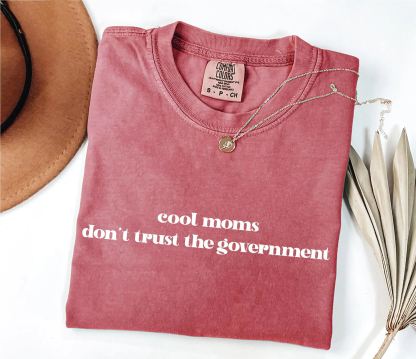 Cool Moms Don't Trust The Government T-shirt