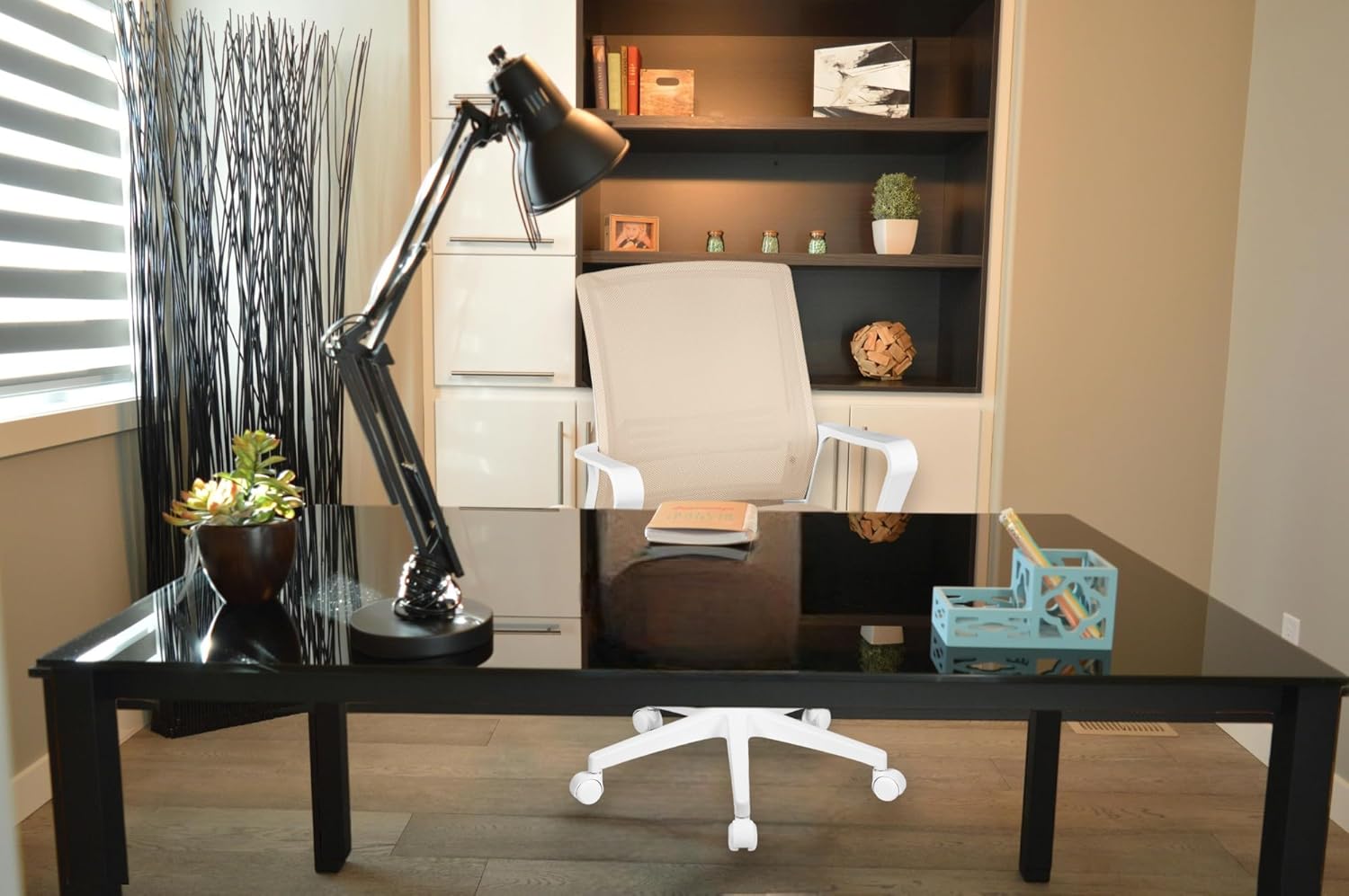 MAGMALIFE Silla Ergonómica de Escritorio con Respaldo de Malla Transpirable, Moderna y Elegante, Silla Giratoria con Soporte Lumbar y Cómodos Descansabrazos (Azul Cerúleo)