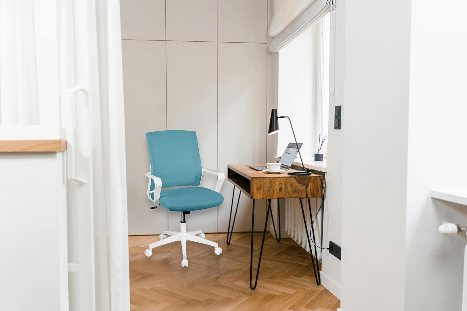 MAGMALIFE Silla Ergonómica de Escritorio con Respaldo de Malla Transpirable, Moderna y Elegante, Silla Giratoria con Soporte Lumbar y Cómodos Descansabrazos (Azul Cerúleo)