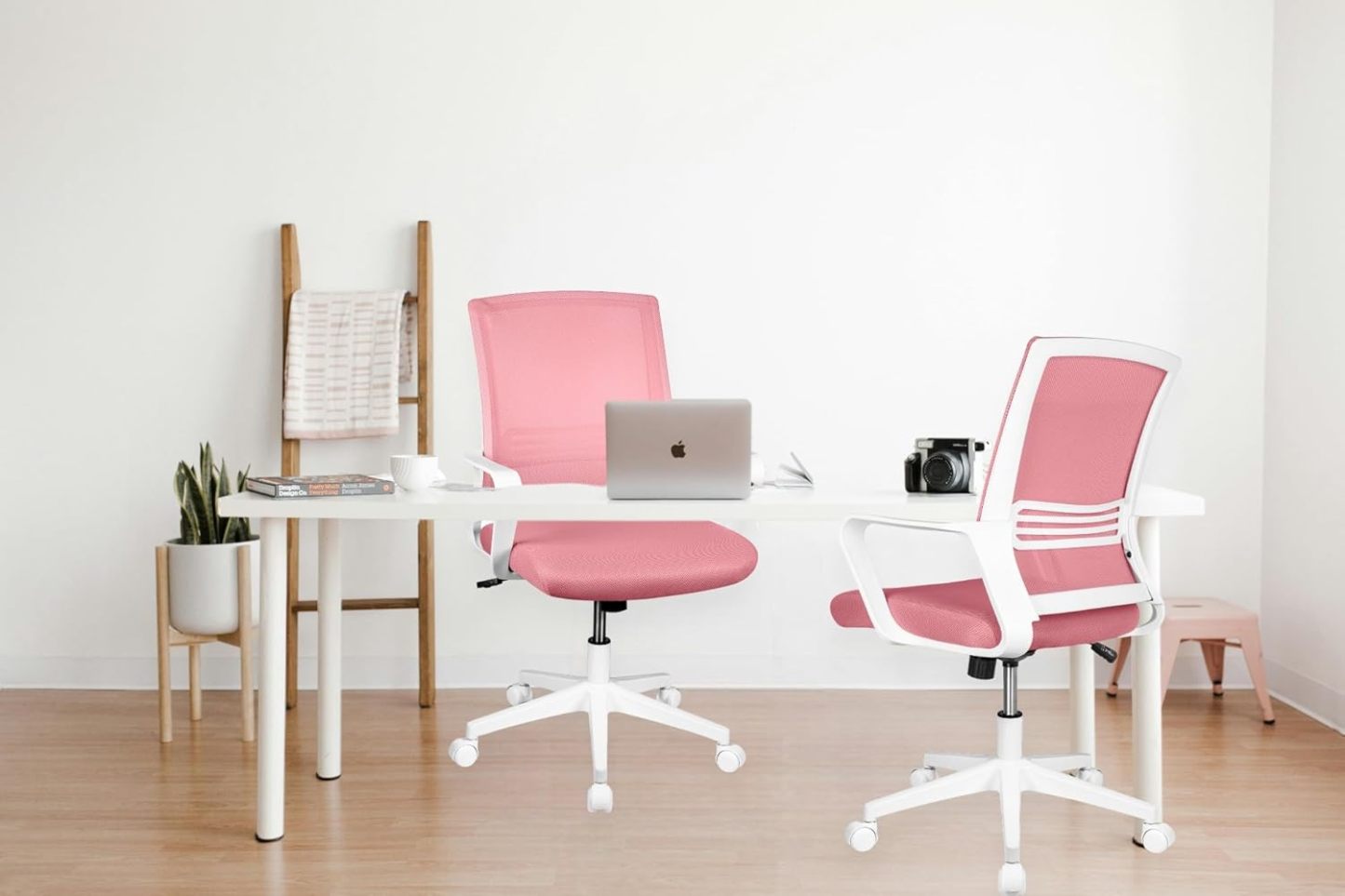 MAGMALIFE Silla Ergonómica de Escritorio con Respaldo de Malla Transpirable, Moderna y Elegante, Silla Giratoria con Soporte Lumbar y Cómodos Descansabrazos (Azul Cerúleo)