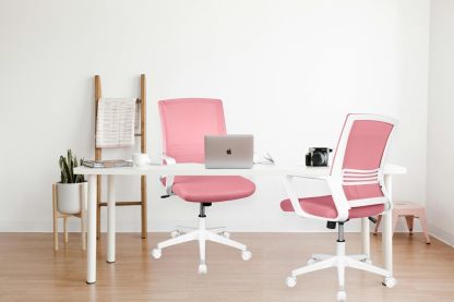 MAGMALIFE Silla Ergonómica de Escritorio con Respaldo de Malla Transpirable, Moderna y Elegante, Silla Giratoria con Soporte Lumbar y Cómodos Descansabrazos (Azul Cerúleo)