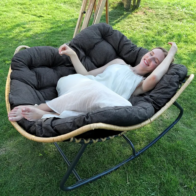 Silla de Balanc&iacute;n de Rat&aacute;n Beige de Lujo con Coj&iacute;n Suave - Perfecta para Uso Interior y Exterior, Ideal para  , Patio, Porche, Jard&iacute;n Trasero, Camping y Senderismo detalles 8
