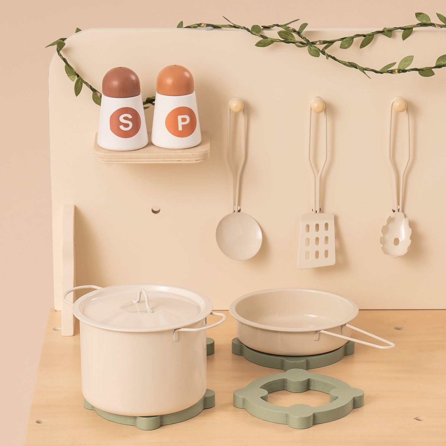 ROBUD Rustic Wooden Play Kitchen with Leaf Light String WCF11