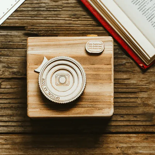Vintage Wooden Camera Box Keychain for Film Rolls – A Unique Gift for Photography Enthusiasts