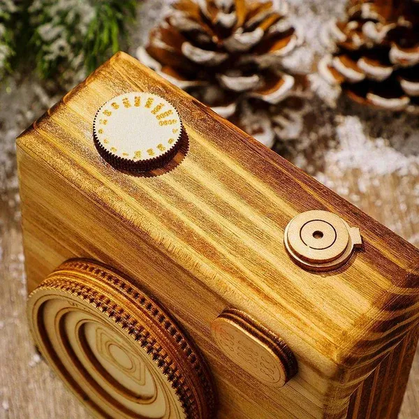 Vintage Wooden Camera Box Keychain for Film Rolls – A Unique Gift for Photography Enthusiasts