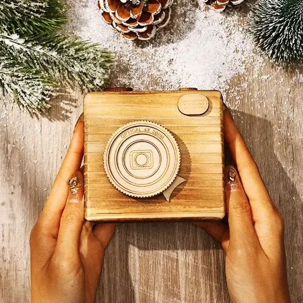 Vintage Wooden Camera Box Keychain for Film Rolls – A Unique Gift for Photography Enthusiasts