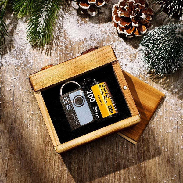 Vintage Wooden Camera Box Keychain for Film Rolls – A Unique Gift for Photography Enthusiasts