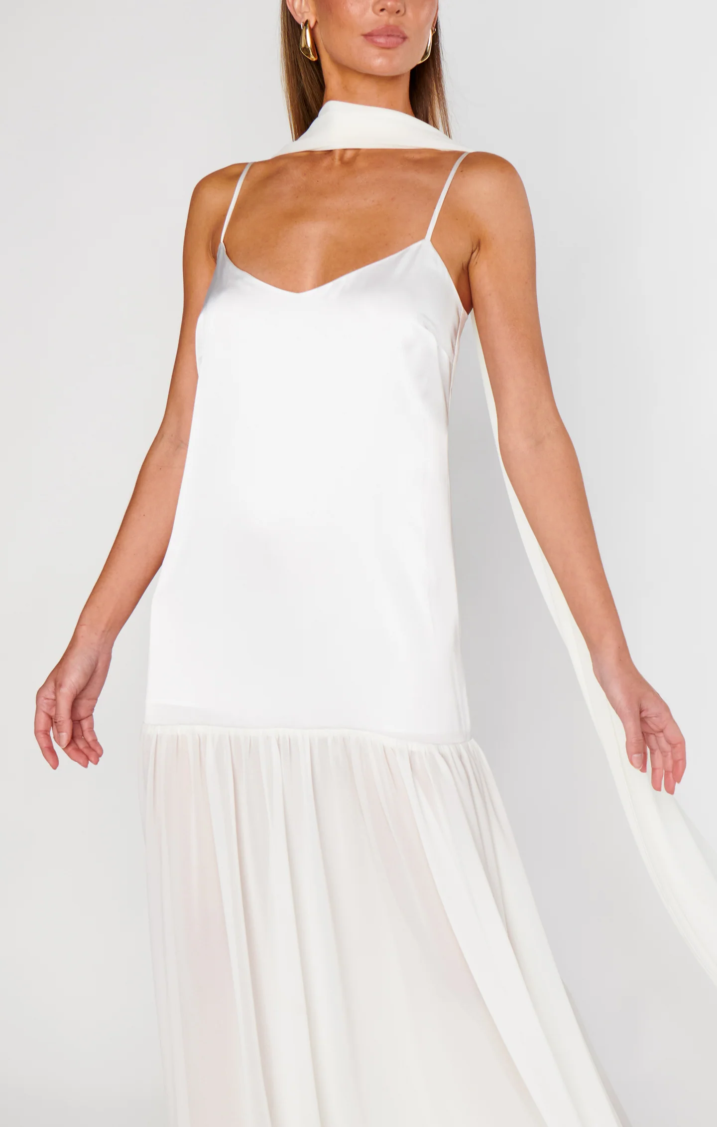 Dalia Maxi Dress - Il dialogo tra libertà e armonia con sciarpa abbinata