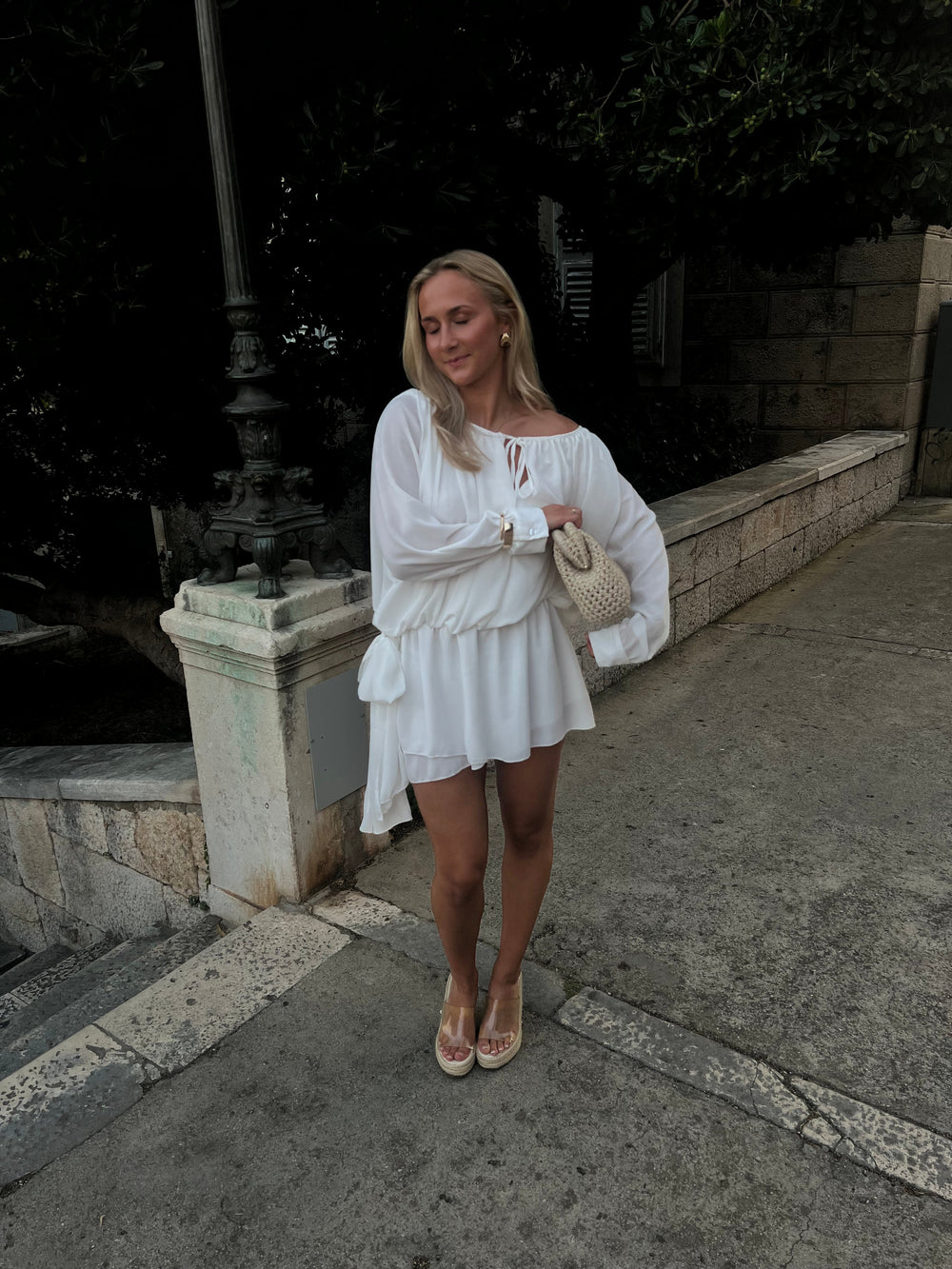 ✨ Bianco Assoluto: Il Vestito-Culto che Ti Trasforma in 3 Secondi