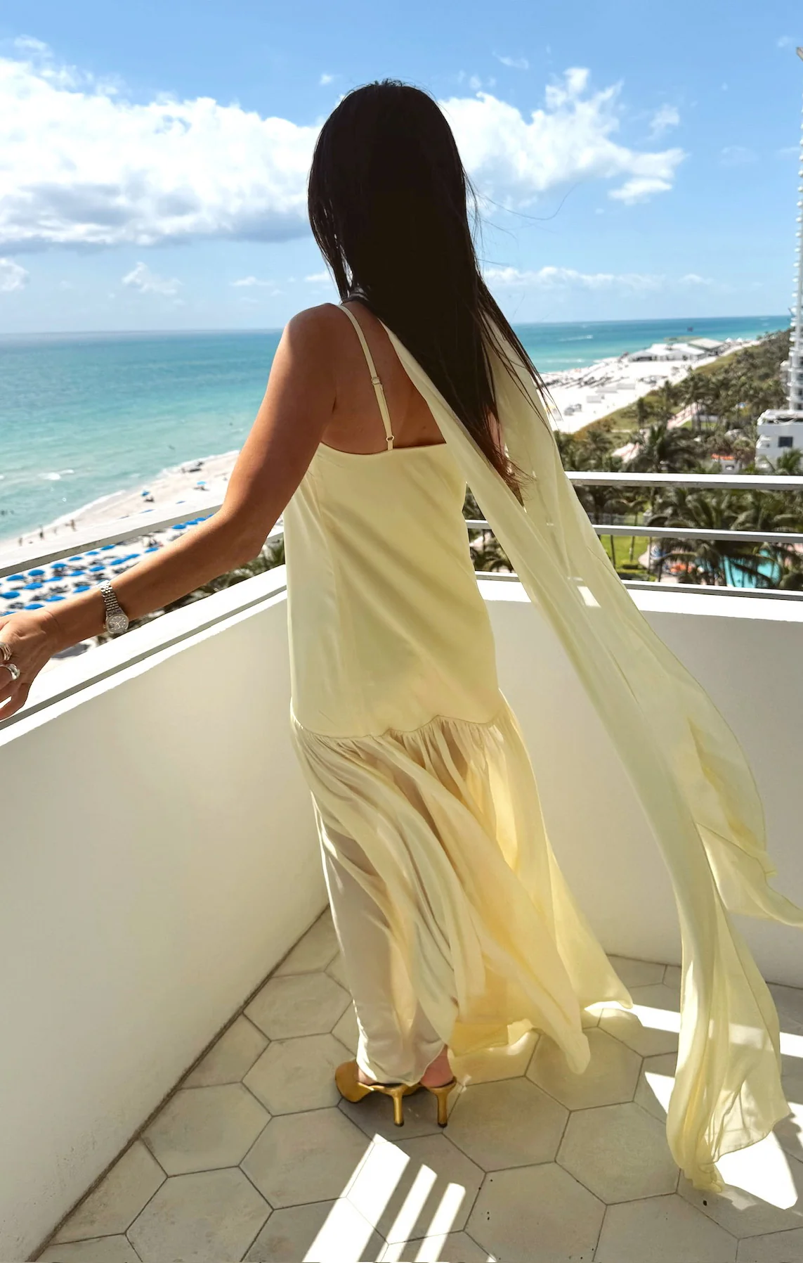 Dalia Maxi Dress - Il dialogo tra libertà e armonia con sciarpa abbinata