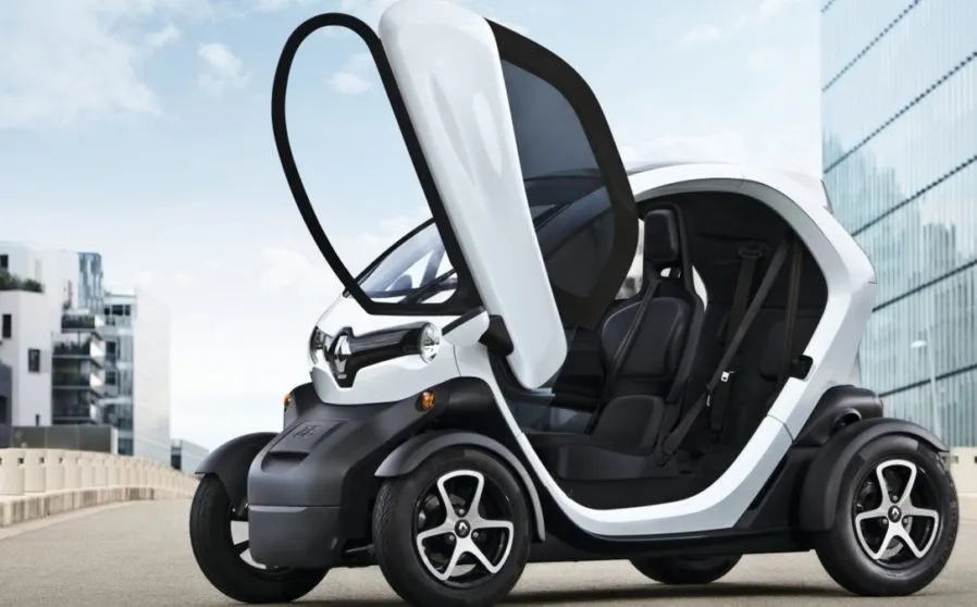 To get around the city differently, the solution is called Renault Twizy! With 1 or 2 people, this electric quadricycle is ideal for urban mobility.