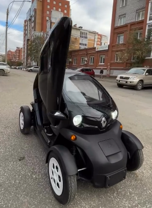 To get around the city differently, the solution is called Twizy! With 1 or 2 people, this electric quadricycle is ideal for urban mobility.