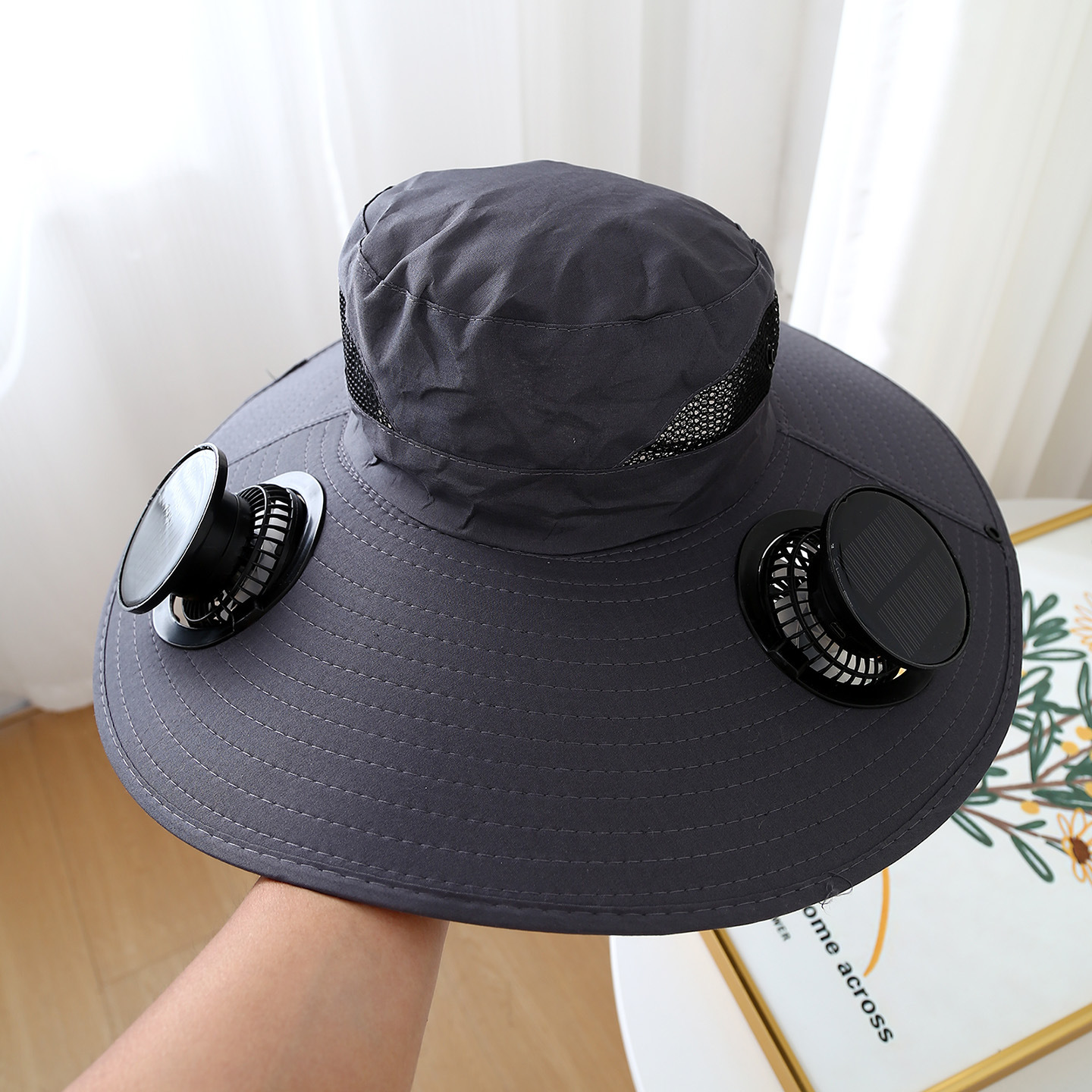 Elektrischer Sonnenhut mit Solarventilator
