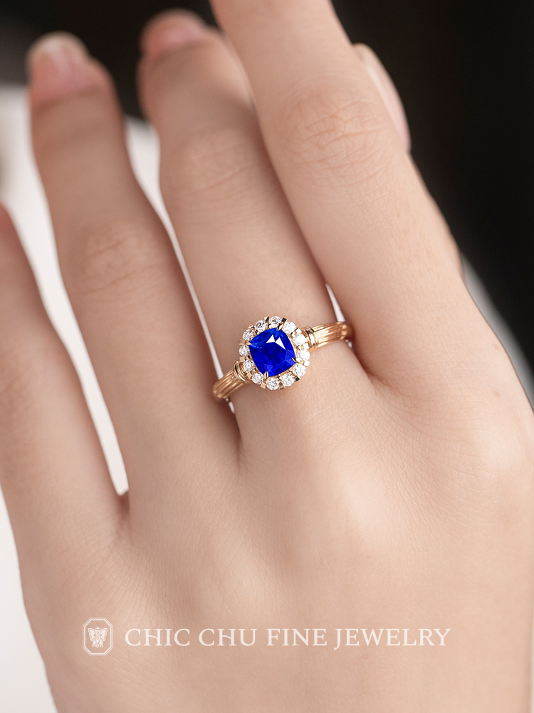 anello con zaffiro naturale