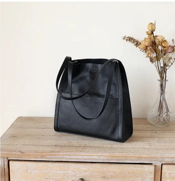 JEDNOSTAVNA JEDNOBOJNA TORBA ZA RAMENA IZRAĐENA OD PRAVE KOŽE