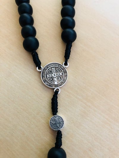 Krunica od crnog drveta Sveti Benedikt