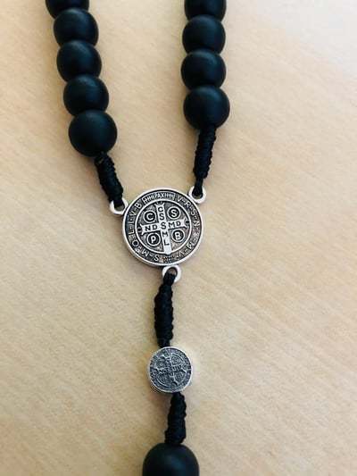 Krunica od crnog drveta Sveti Benedikt