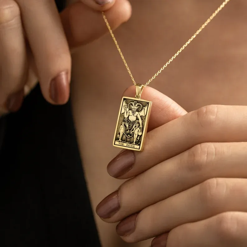 Collana reversibile con carta dei tarocchi zodiacale Capricorno Diavolo - Sofisticati gioielli bohémien - Ciondolo astrologico - Bellissimo regalo (Unisex)