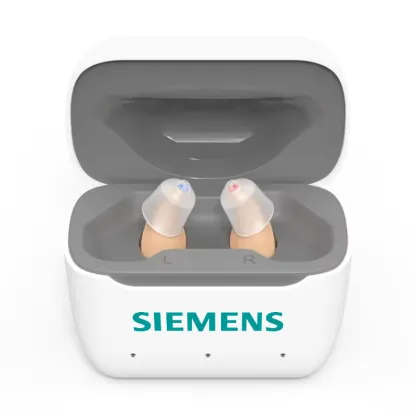 Niewidoczny cyfrowy aparat słuchowy firmy Siemens z możliwością ładowania.