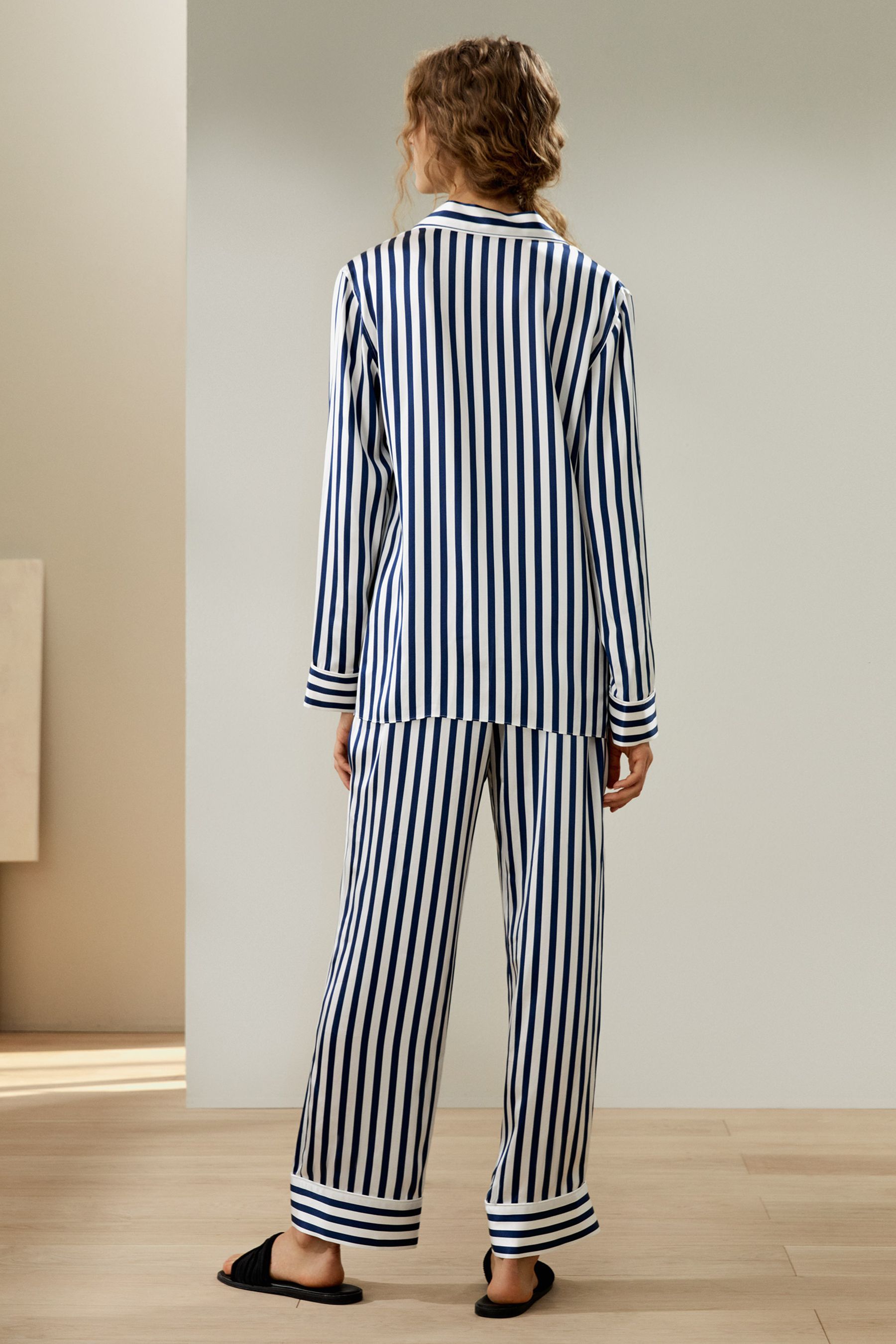 #color_Blue-White-Pinstripes